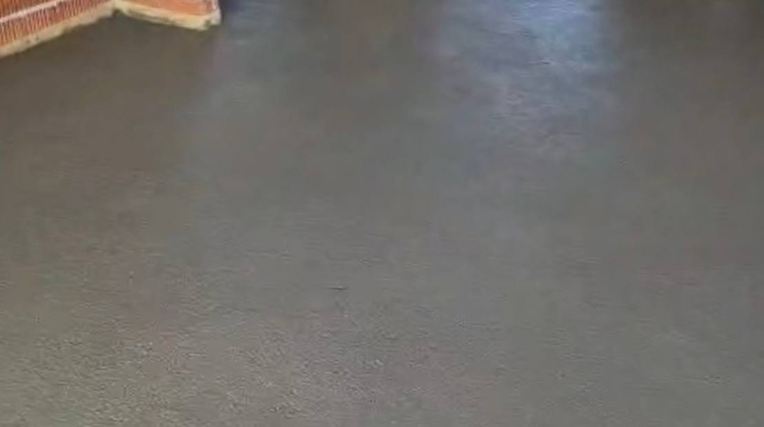 Gotova siva glazura u prostoriji sa zidovima od blok opeke